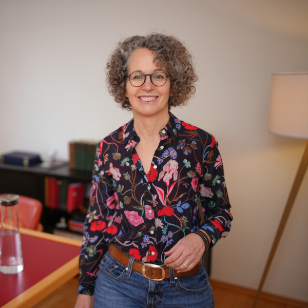 Heilpraktikerin Karen Lutze stehend in ihrer Praxis in Darmstadt